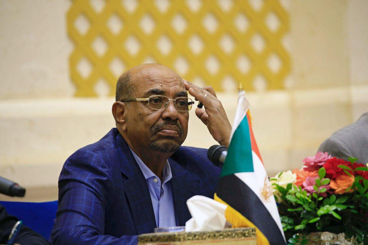 تولى عوض بن عوف سيواجَه برفض كبير من المعارضة التي حددت موقفها المطالب بتسليم السلطة لمجلس انتقالي ليس فيه رموز النظام