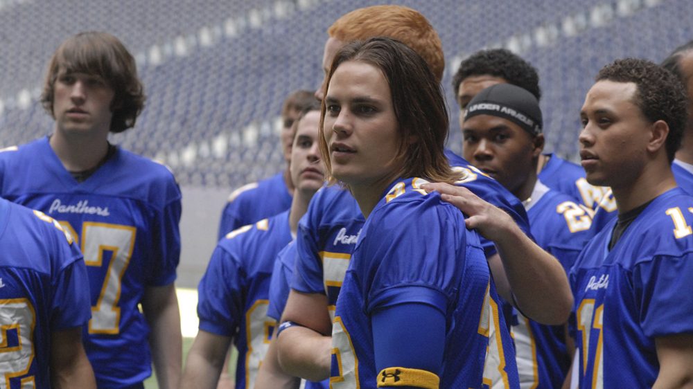 أن تهتم الرياضة بالمتفرجين بقدر ما تهتم باللاعبين.. لمحة عن مسلسل Friday Night Lights