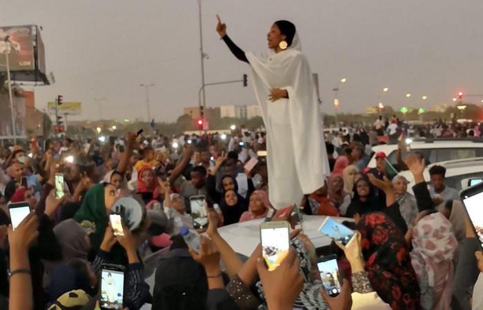 «حبوبتي كنداكة» أغنية لها حكاية تراثية، وملابس بيضاء وأقراط كقرص الشمس.. لماذا أصبحت آلاء صالح أيقونة ثورة السوادن
