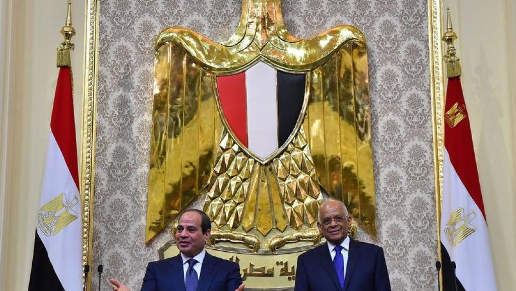 الرئيس المصري عبد الفتاح السيسي أثناء حلف اليمين لولاية رئاسية ثانية مع رئيس البرلمان علي عبد العال في 2 يونيو/حزيران 2018 في القاهرة رويترز
