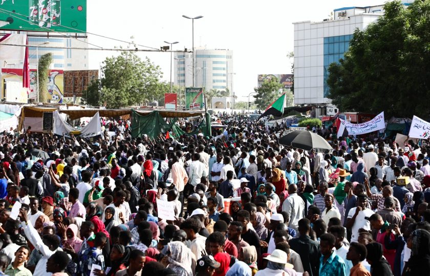 اعتصام السودانيين أمام مقر قيادة الجيش في الخرطوم/الأناضول