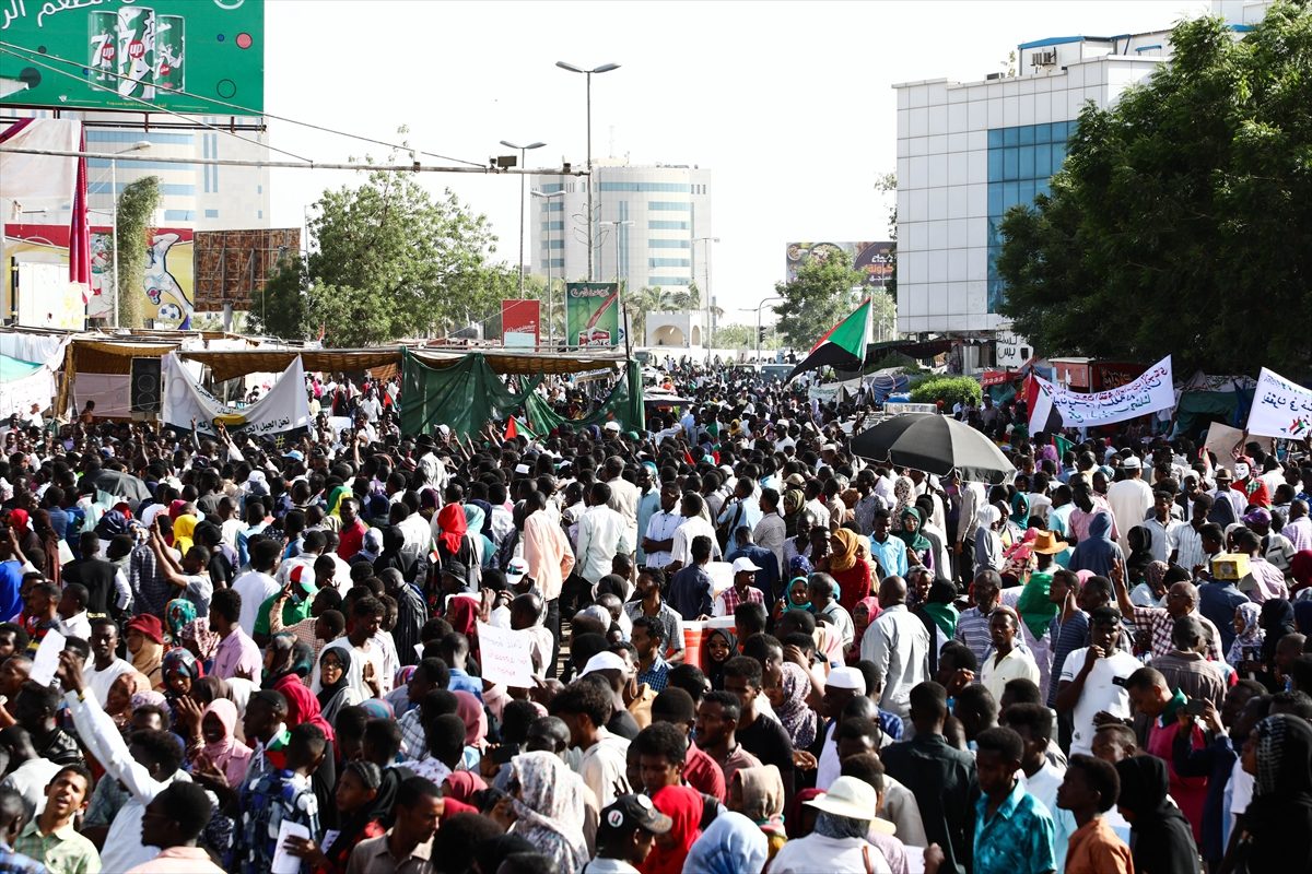 المحتجين أمام مقر قيادة الجيش في العاصمة السودانية الخرطوم/الأناضول