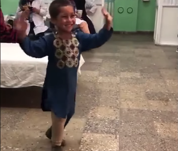 طفل أفغاني يرقص فرحاً بعد حصوله على ساق صناعية جديدة
