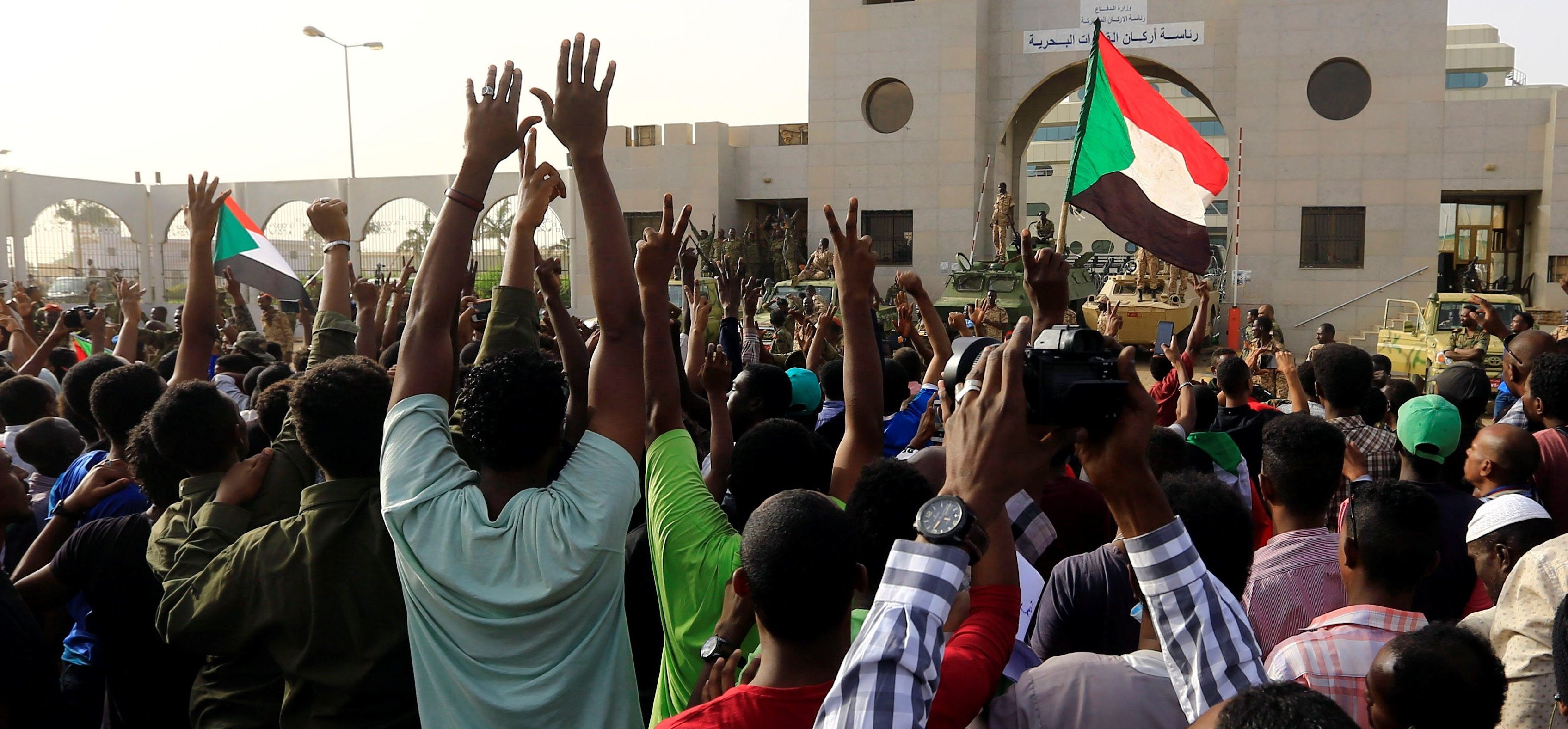 المعارضة السودانية تبدأ بالإضراب العام