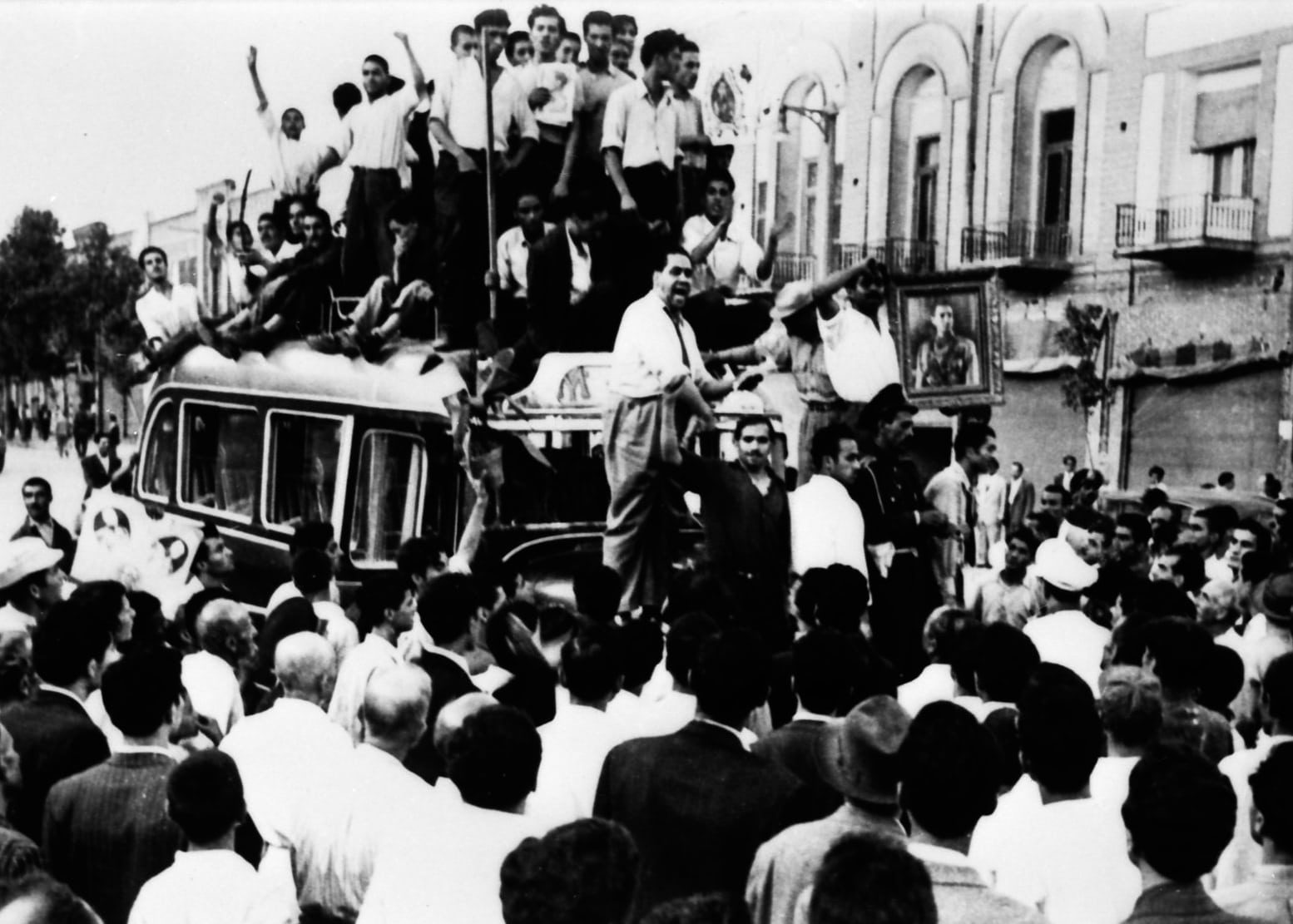 هكذا دعمت الـ CIA الأمريكية الطغاة وأجهضت حركات التحرر ودعمت المتطرفين