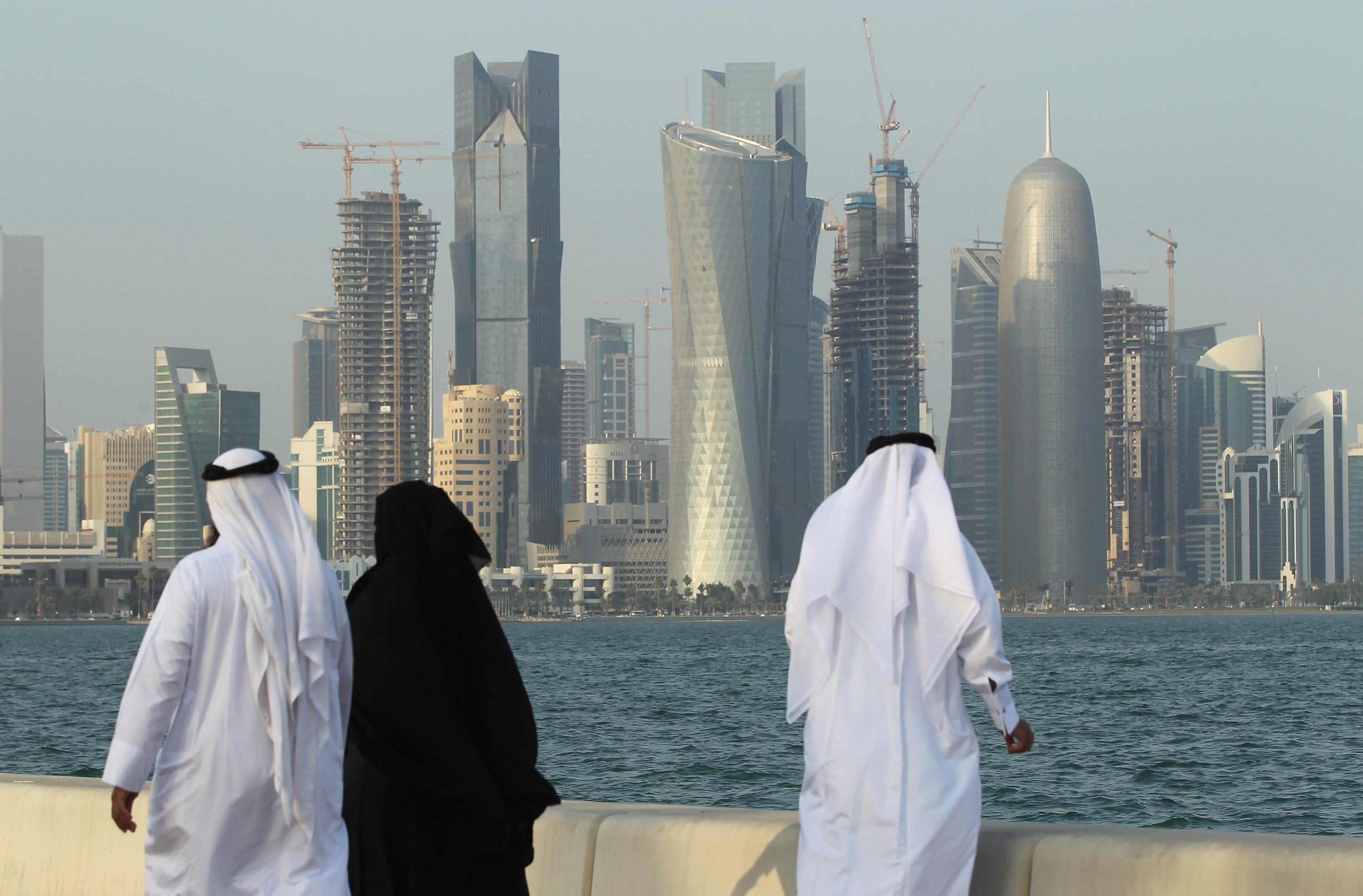 الأزمة الخليجية.. فرّقت الأسر ولم تمنع العسكريين والدبلوماسيين من الاجتماعات واللقاءات