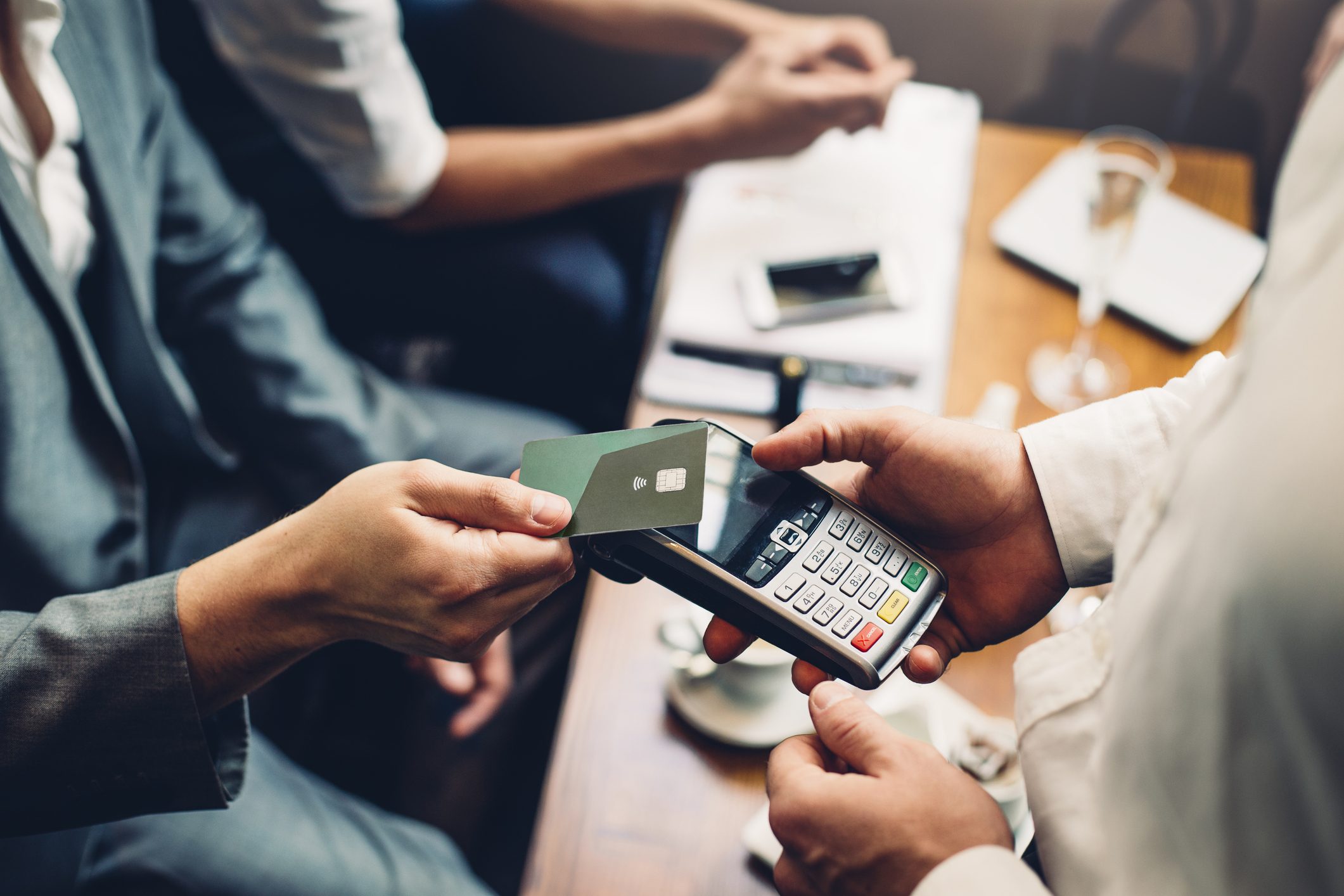 الكاش أفضل من البطاقات الإلكترونية عند التسوق
