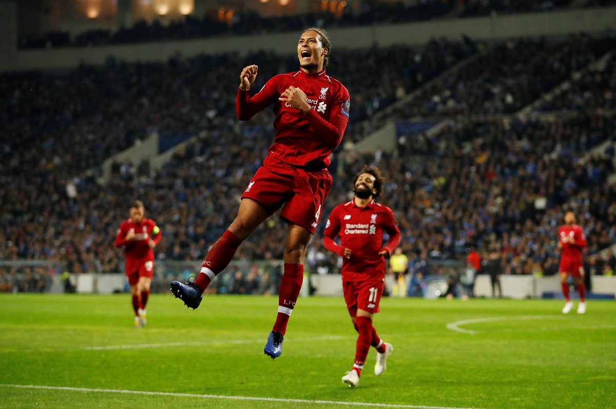 تحدث مع زميليه فجاء الفرج.. جماهير ليفربول تنسب هدف الفوز على نيوكاسل للمدافع فان دايك