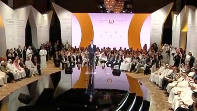 تناقض أم توزيع أدوار؟ الإمارات تشارك رسمياً في مؤتمر البحرين وتنتقده عبر الشبكات الاجتماعية