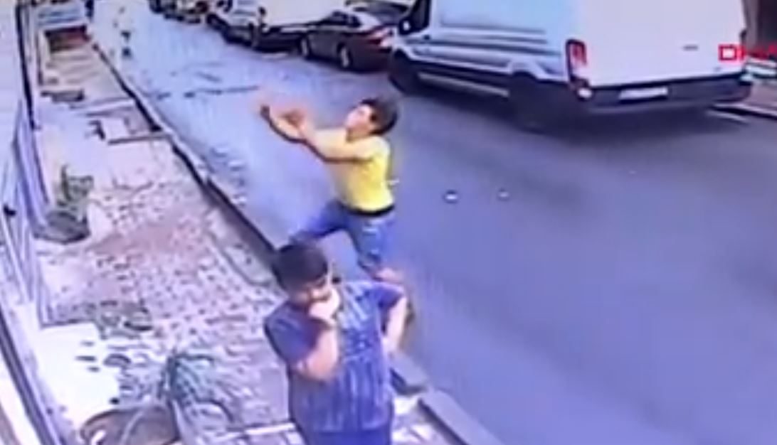 فيديو لفتى جزائري يُنقذ رضيعة سورية سقطت من نافذة منزلها في إسطنبول
