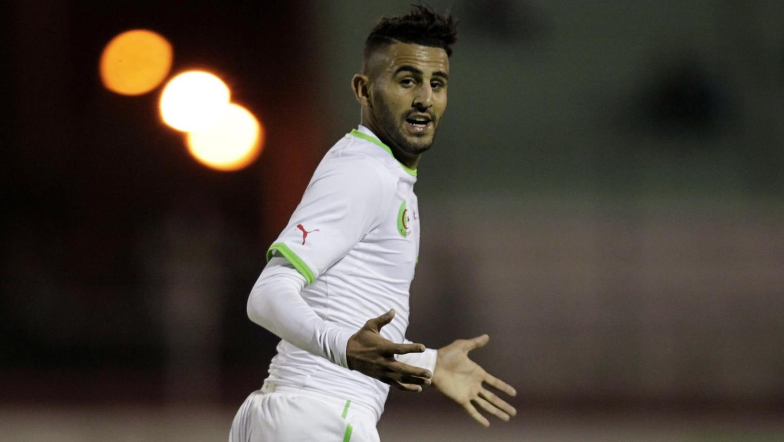 رياض محرز يتجاهل مصافحة رئيس الوزراء المصري ووزير الرياضة على منصة التتويج (فيديو)