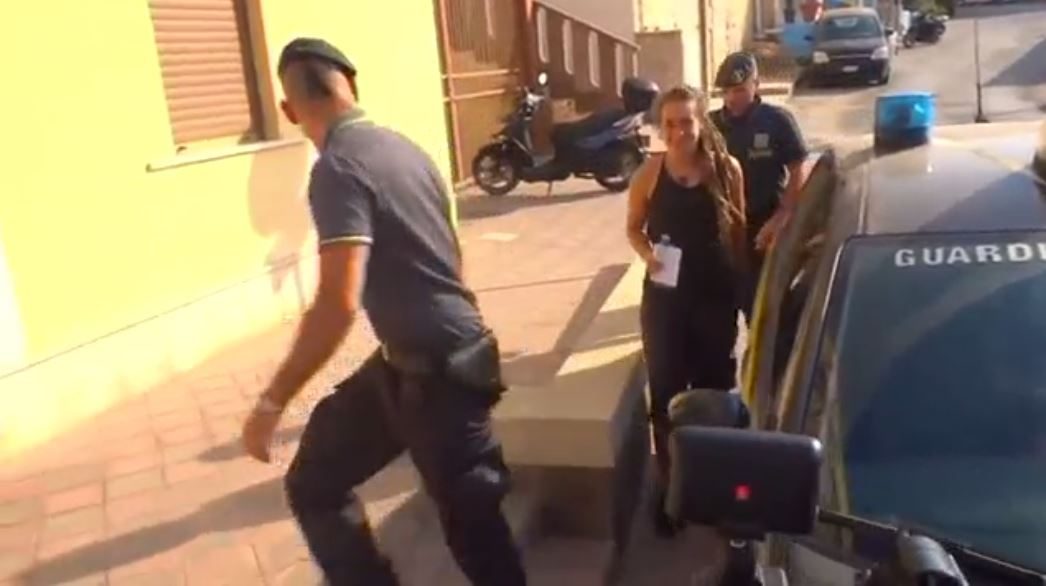 بعد أن بقيت في البحر أسبوعين هاربةً مع المهاجرين.. الشرطة الإيطالية تعتقل قبطانة تساعد اللاجئين