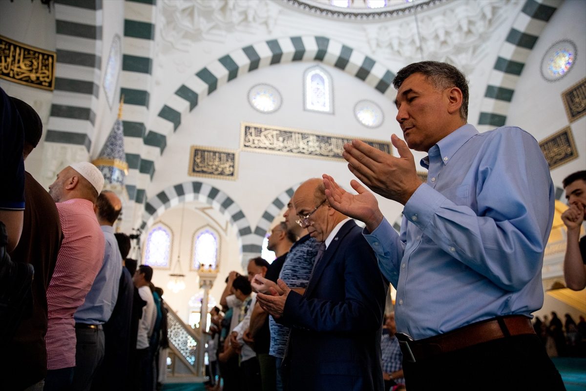 صلاة الغائب على محمد مرسي حول العالم