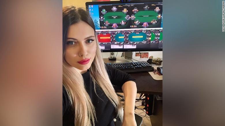 لاعبة بوكر روسية تلقى حتفها صعقاً بالكهرباء أثناء تجفيف شعرها