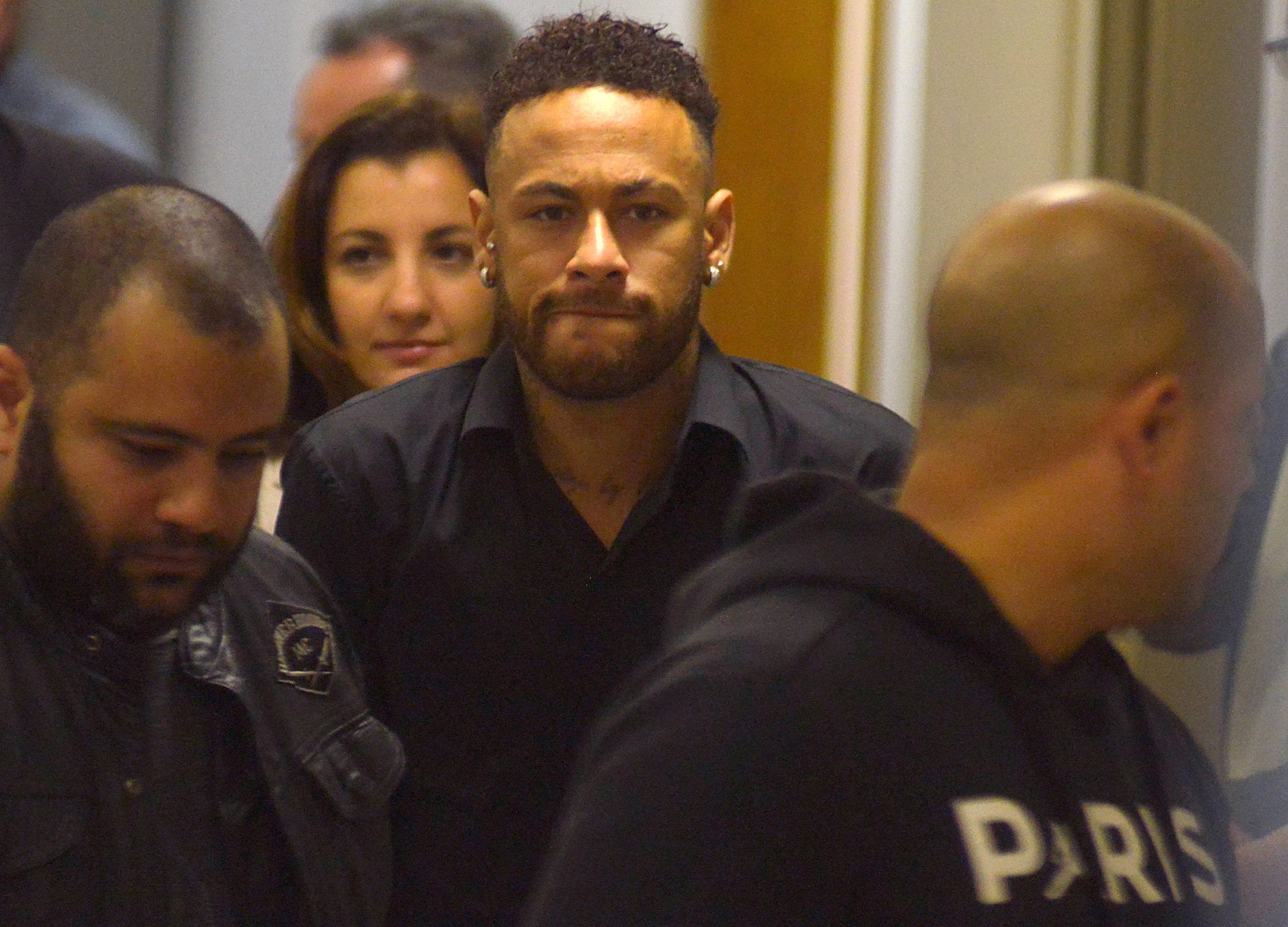 اللاعب البرازيلي نيمار خلال دخوله إلى قسم الشرطة - رويترز