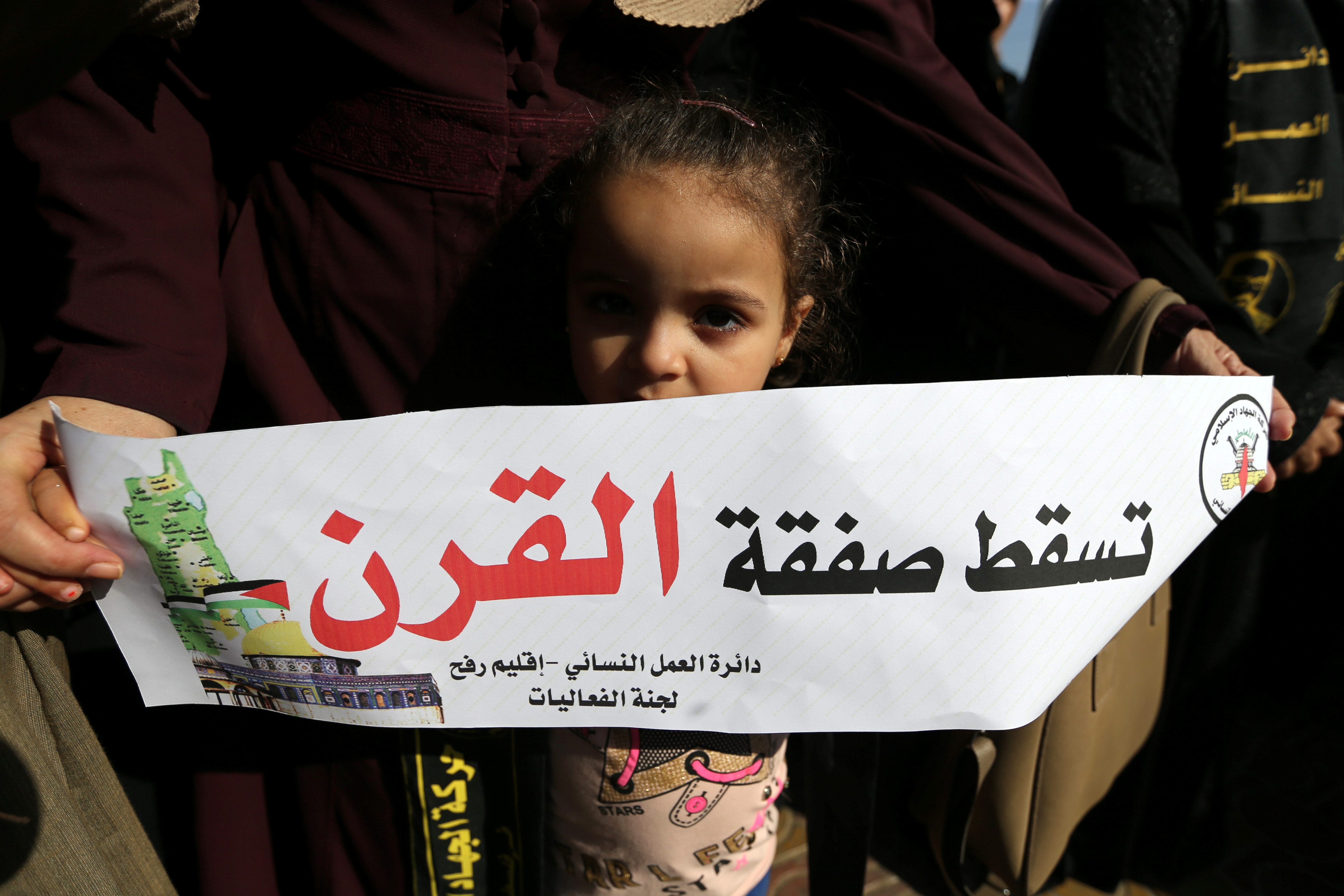 طفلة فلسطينية تحتج على ورشة البحرين لخطة السلام الأمريكية/ رويترز