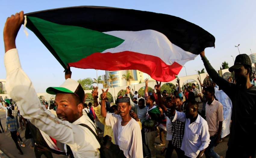 السودان يستعد لمليونية حاشدة، ومخاوف من العنف.. «العسكري» يستبق ويحمَّل المعارضة مسؤولية «أي روح تزهق»