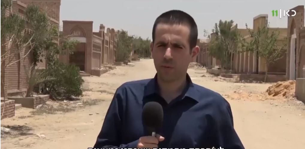 بينما منعت السلطات المصرية الجميع من الاقتراب.. مراسل قناة إسرائيلية بالقرب من قبر مرسي!