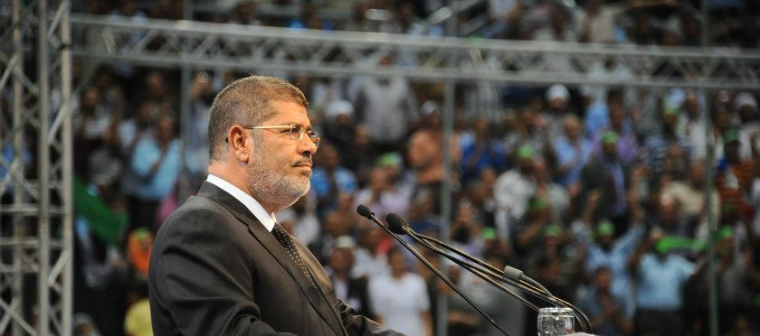 حلّ الجماعة أو العقاب.. ديفيد هيرست يكشف تفاصيل لقاء مسؤولين مصريين بمرسي وقيادات الإخوان قبل وفاته بأيام