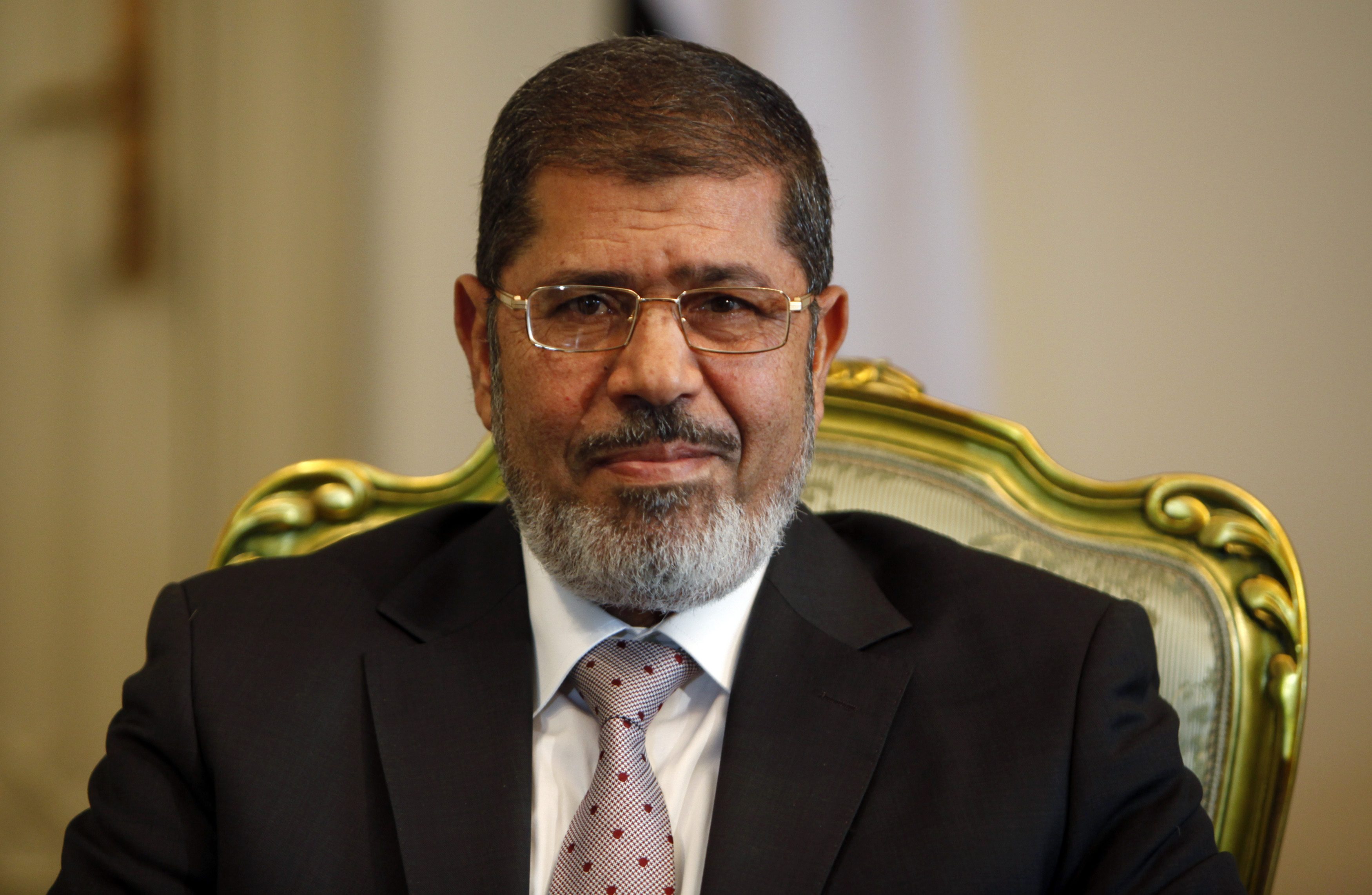 دفن جثمان محمد مرسي بعد الصلاة عليه في القاهرة