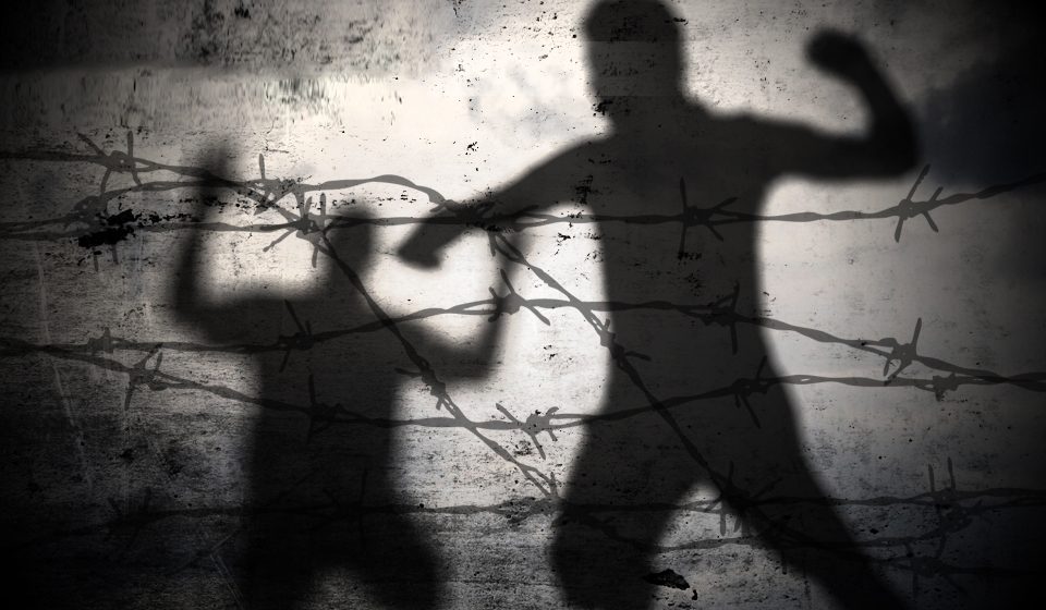 أهوال تفوق الخيال.. جولة داخل «أقبية الموت» بسجون الأسد على لسان من عاشوا فيها