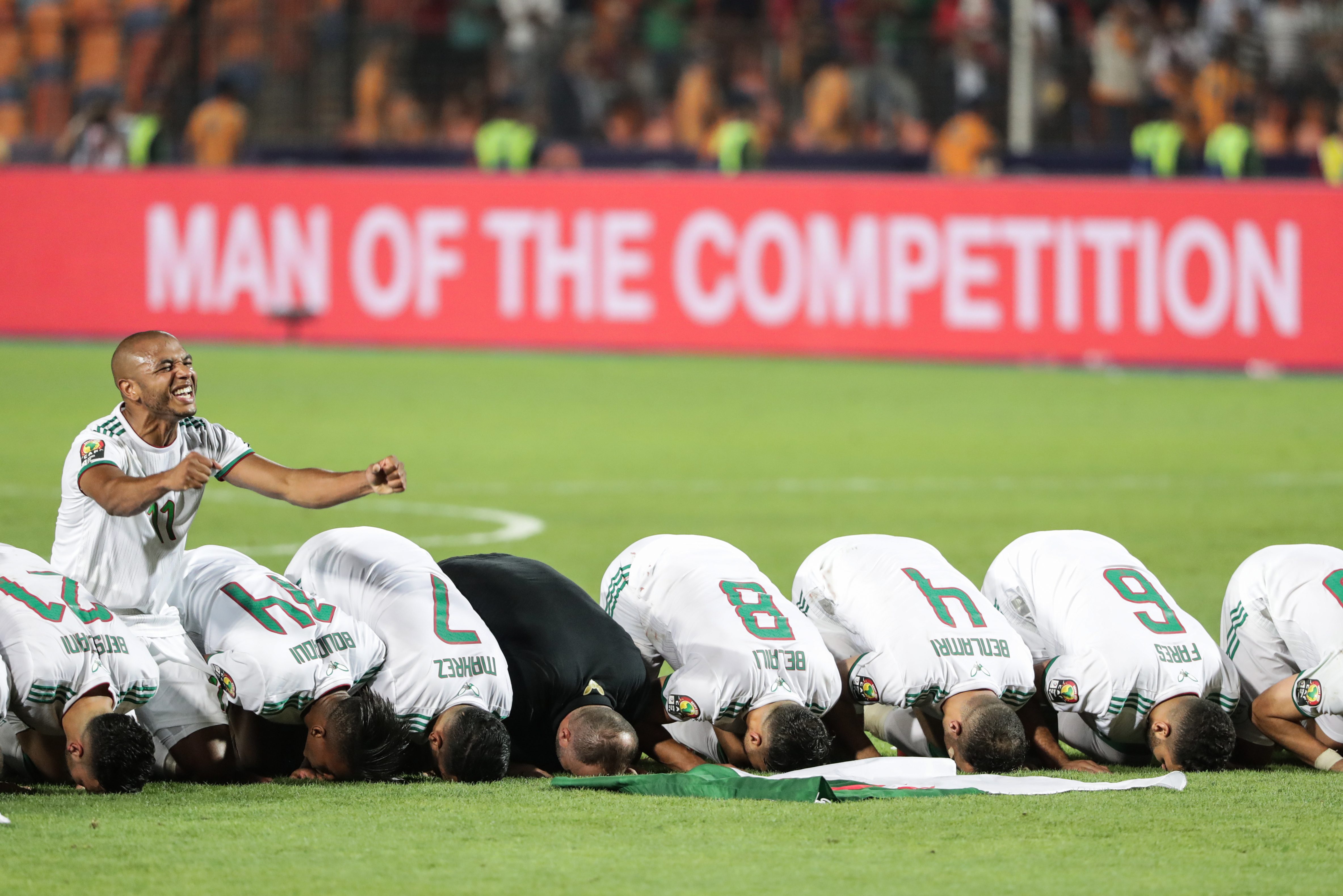 إيقاف مباراة الجزائر والنيجر ليفطر اللاعبون (رويترز)