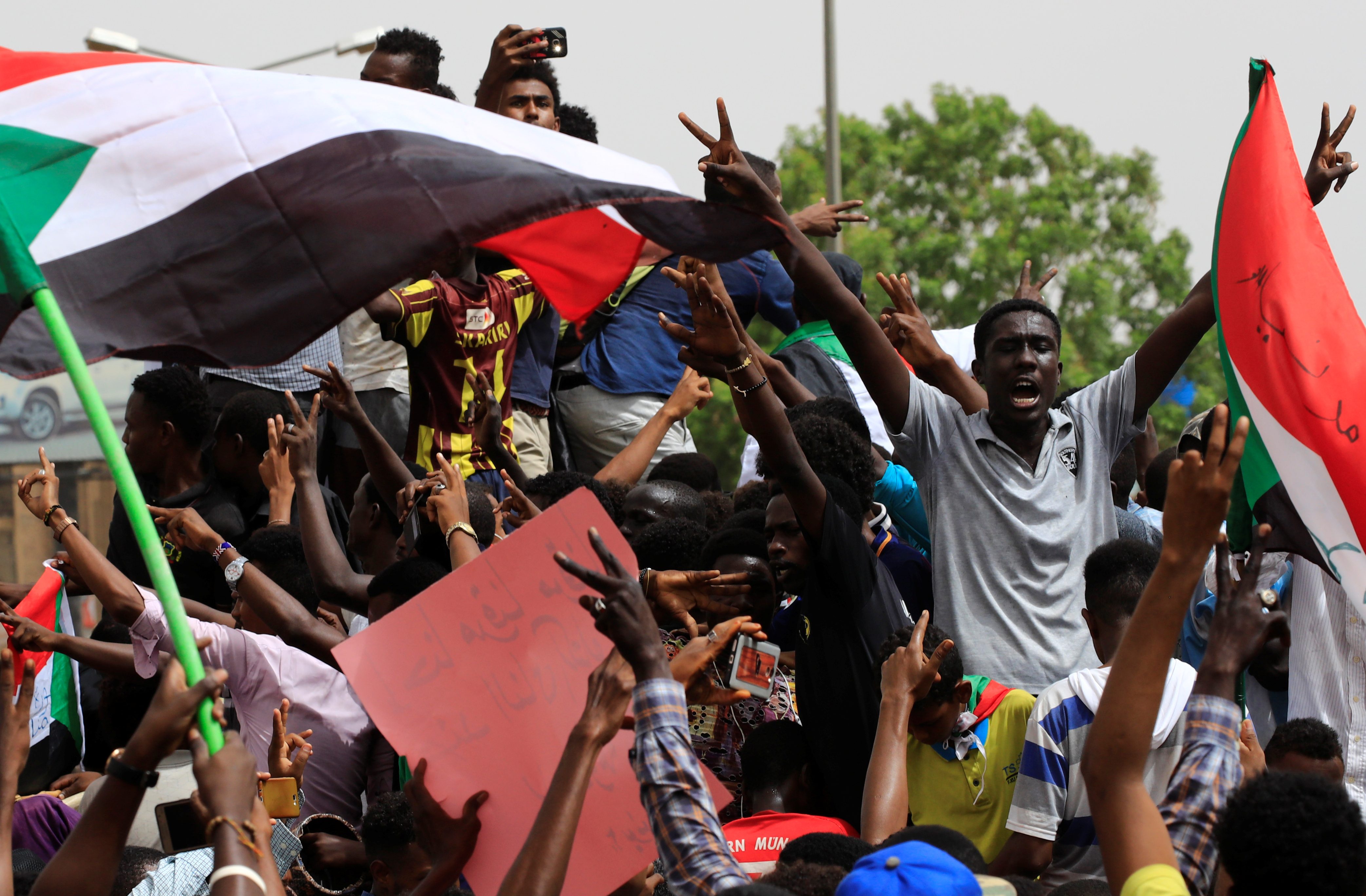 متظاهرون ضد المجلس العسكري في السودان - رويترز