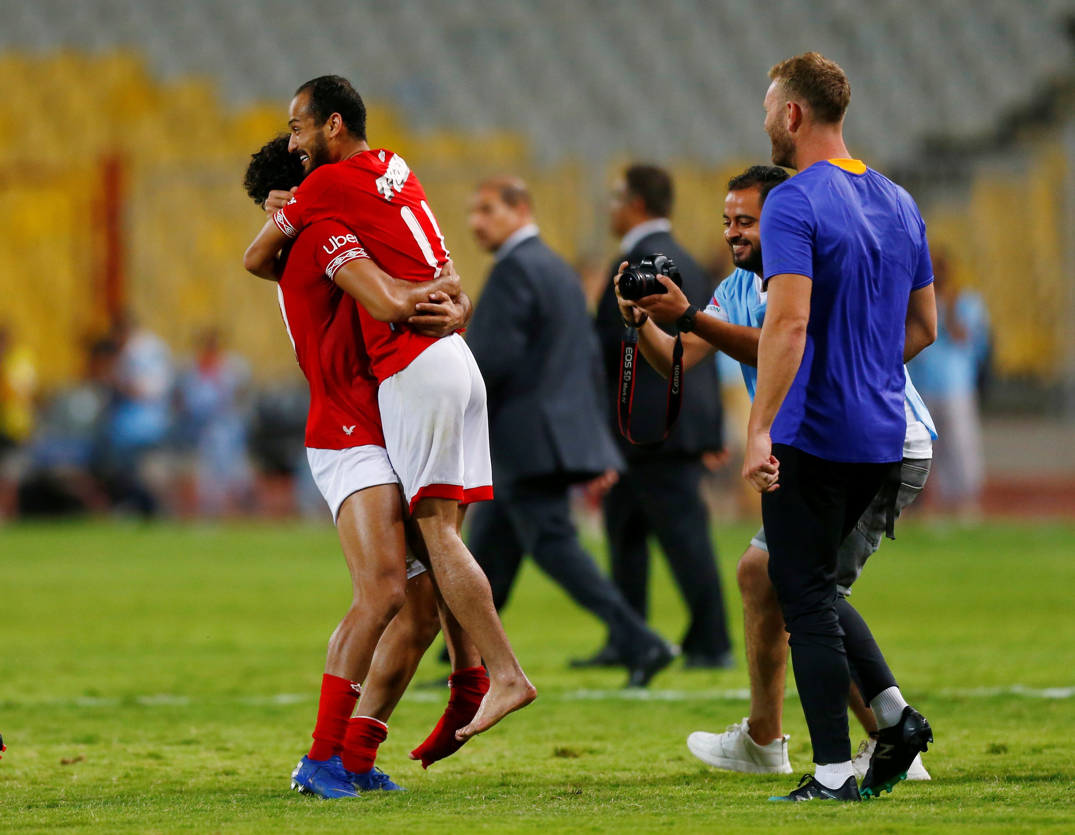 احتفال لاعبي الأهلي بالفوز على الزمالك/ رويترز