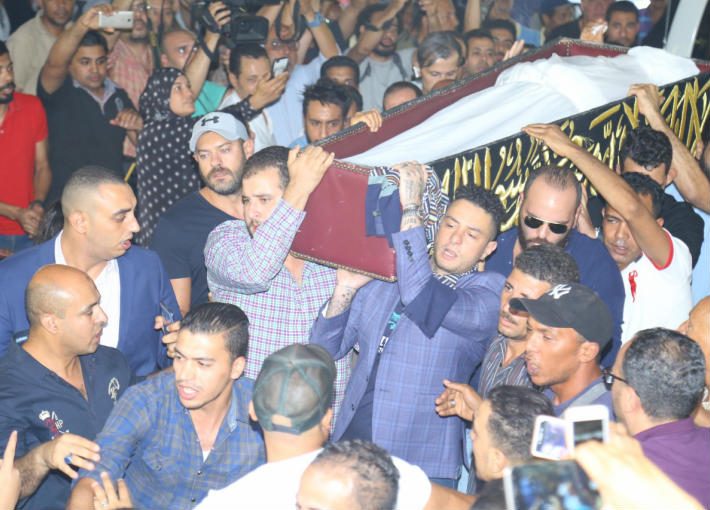 أحمد الفيشاوي ينفعل على حضور جنازة والده لحظة دخول الجثمان.. وزوجته حاولت التدخل لمساندته فوبَّخها هي الأخرى (صور)