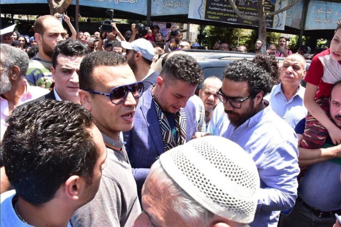 أول تعليق لأحمد الفيشاوي بعد وفاة والده: «نفذت الوصية»