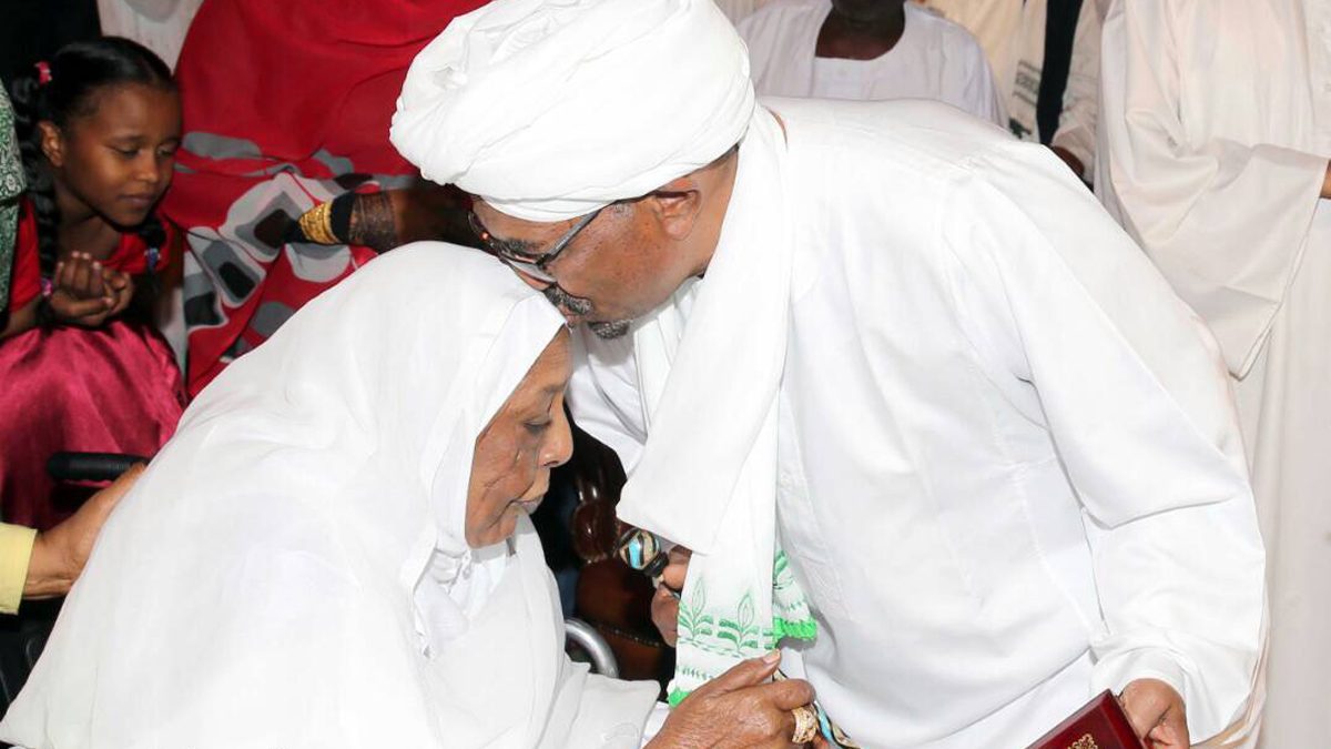 والدة البشير عمر البشير السودان