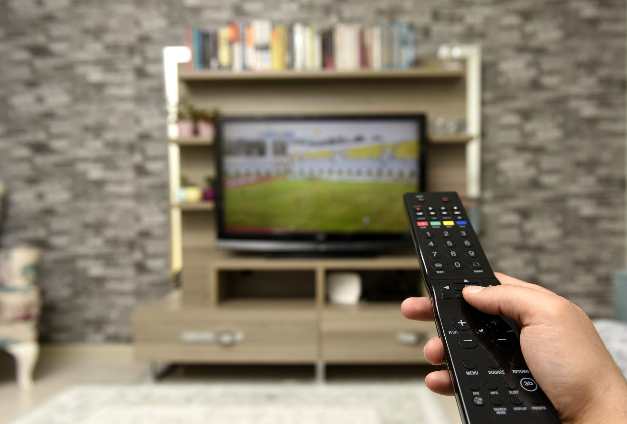 الاسترخاء أمام التلفاز.. ربما يُغريك الأمر، ولكن عليك أولاً معرفة ما يعنيه لصحة قلبك