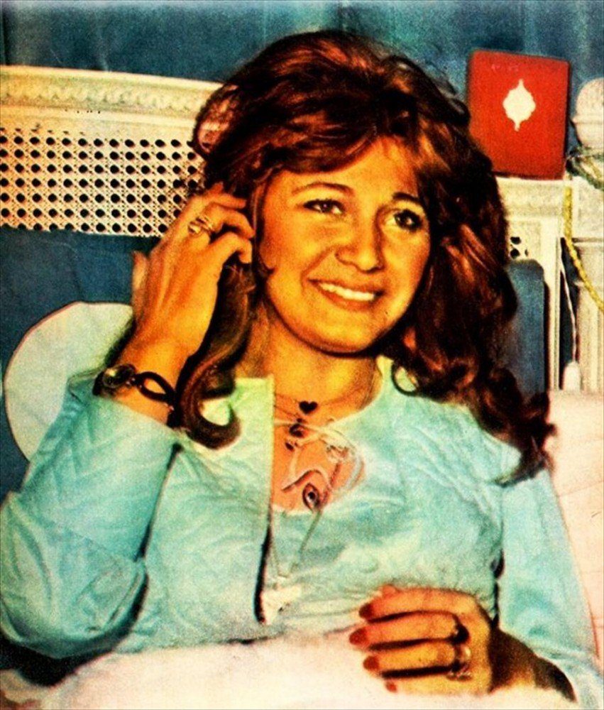 ابنة مديحة كامل تروي أسباب ارتدائها الحجاب، وإصرارها على اعتزال الفن رغم ملاحقتها قضائياً.. وزملائها يتحدَّثون عن وصيتها الأخيرة (صور وفيديو)