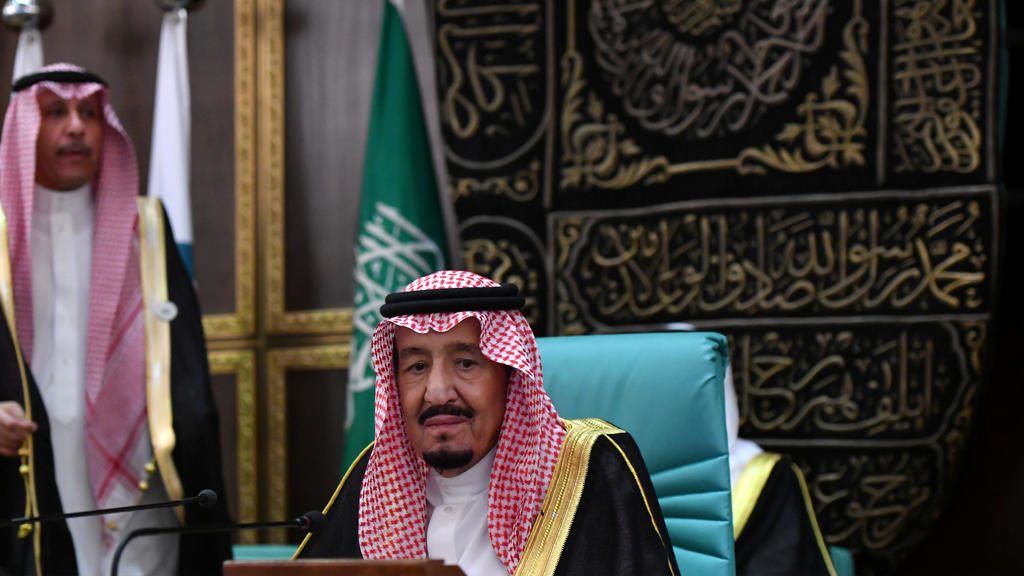 ملك السعودية يلتقي هادي بعد سيطرة قوات موالية للإمارات على عدن