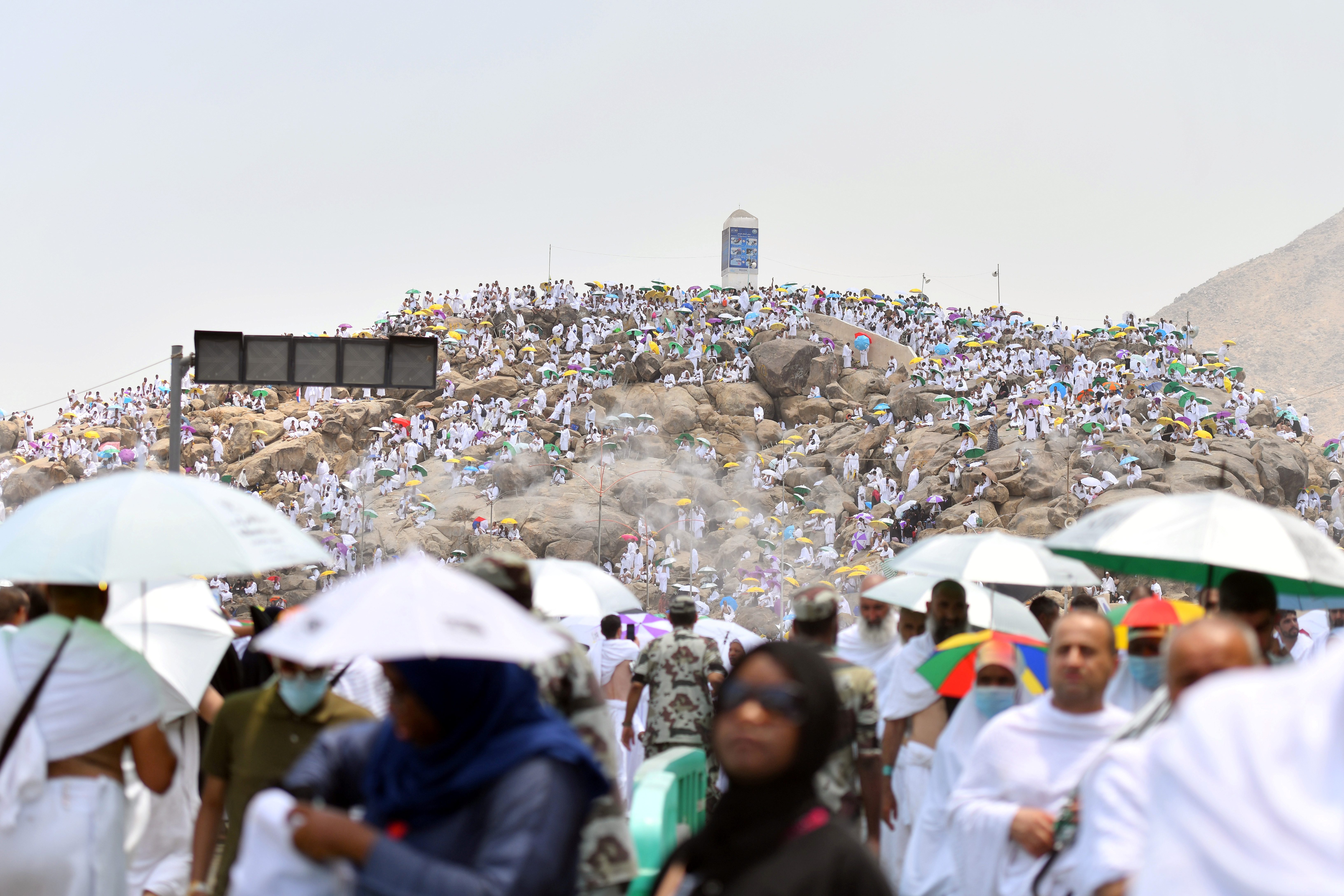أكثر من مليوني حاج في عرفات، والقتال بعدن يقترب من قصر الرئاسة، وإيران تكشف عن منظومة صواريخ «مطورة»