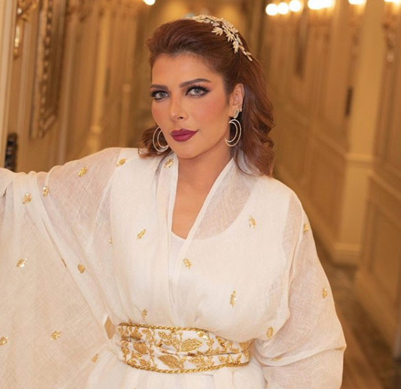 رومانسية أصالة وزوجها الشاعر العراقي في صورة جديدة.. وبذات التفصيلة ألمحت لارتباطها قبل الإعلان