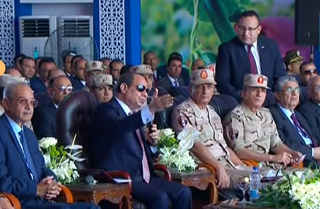 السيسي يوبخ محافظ الإسكندرية على الهواء بسبب سوق للخضار