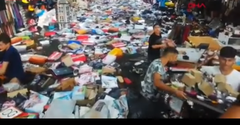 غرق أحد أشهر أسواق إسطنبول بسبب الأمطار، وتوقف مؤقت للنقل