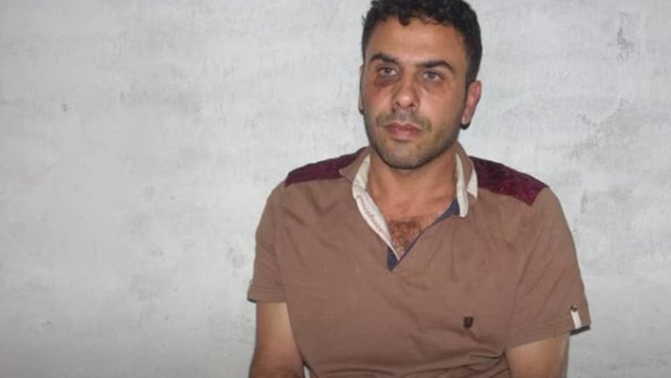شاهد لحظة القبض على طيار نظام الأسد.. ظل مختبئاً لساعات بعد إسقاط المعارضة في إدلب لطائرته