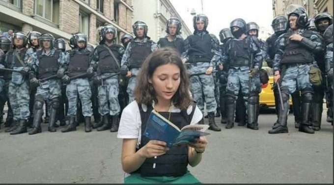 فتاة تتحدى بوتين وتصبح رمزاً للمقاومة ضده في روسيا