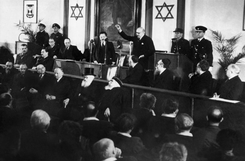 يؤدي حاييم فايتسمان اليمين الدستورية بعد انتخابه أول رئيس لإسرائيل عام 1949/ ميديل ايست آي