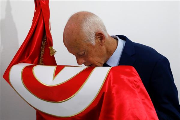 ماذا يعني «زلزال» قيس سعيد في انتخابات تونس، ولماذا نال الثقة في الجولة الأولى؟