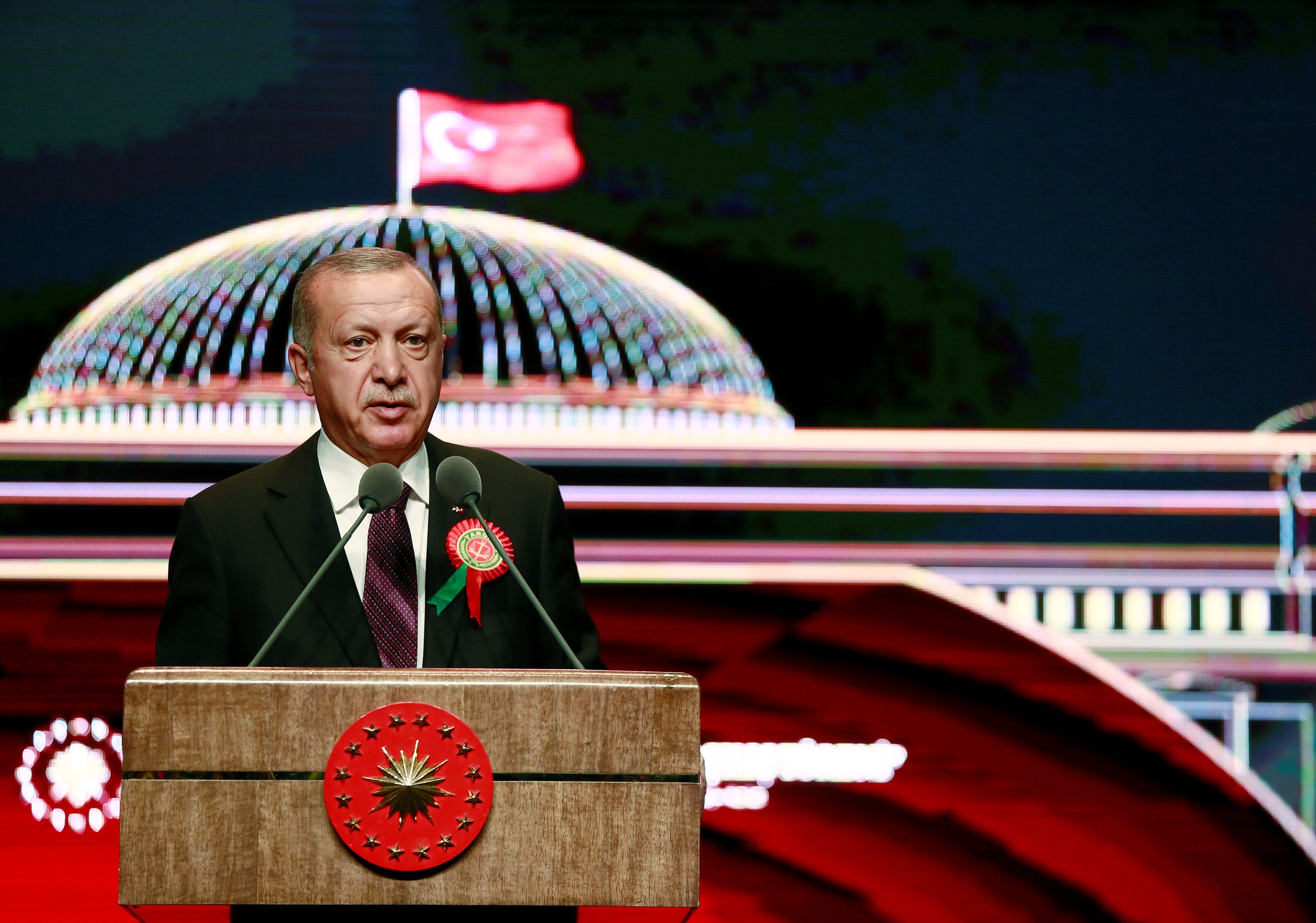 أردوغان: إدلب تختفي تدريجياً بسبب هجمات النظام وتتعرض لسيناريو مشابه لحلب