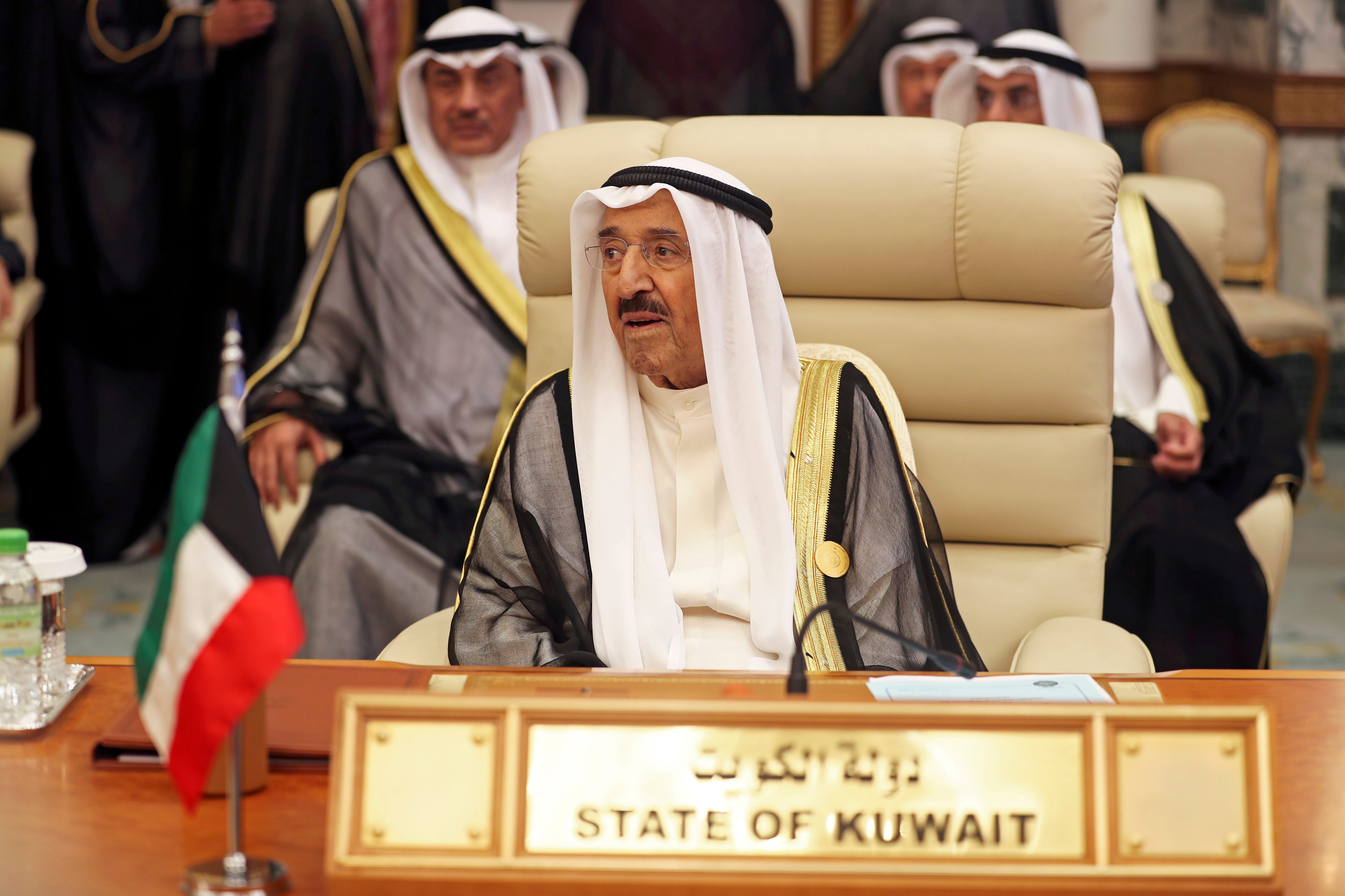 وعكة صحية تمنع أمير الكويت بعد وصوله واشنطن من لقاء الرئيس الأمريكي