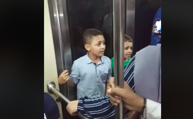 «المسك فاح لما ذكرنا رسول الله».. فيديو لإنشاد طفلين في مترو القاهرة، وهكذا تفاعل الناس معهما!