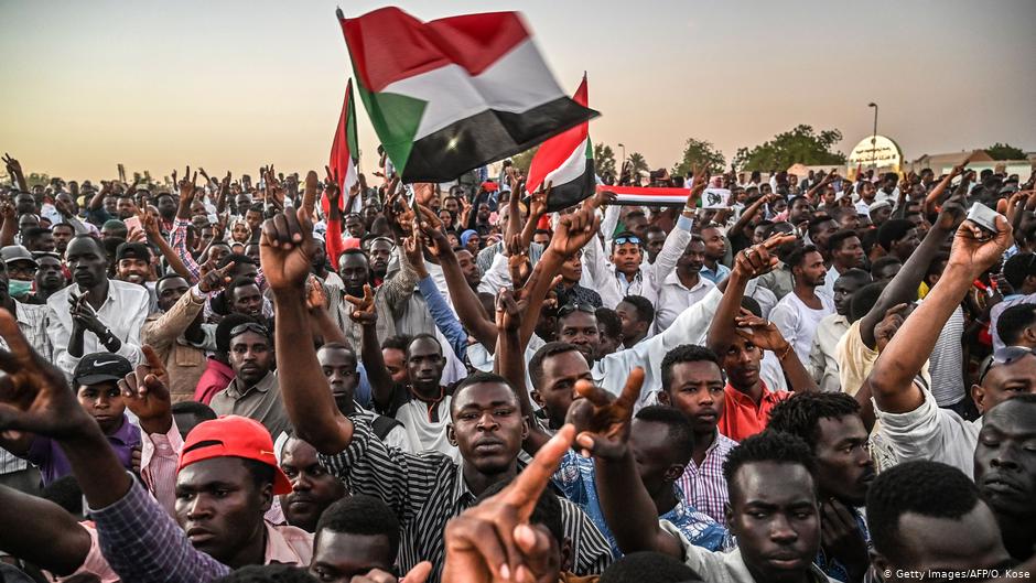 البشير أورثهم أثقالاً فوق أثقالهم.. مخاوف شعبية سودانية من دفع فاتورة «باهظة» لإصلاح الاقتصاد