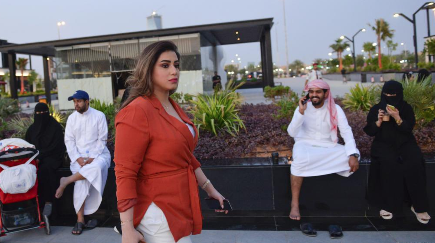 سعوديات يغامرن ويتجولن بلا عباءات في شوارع الرياض