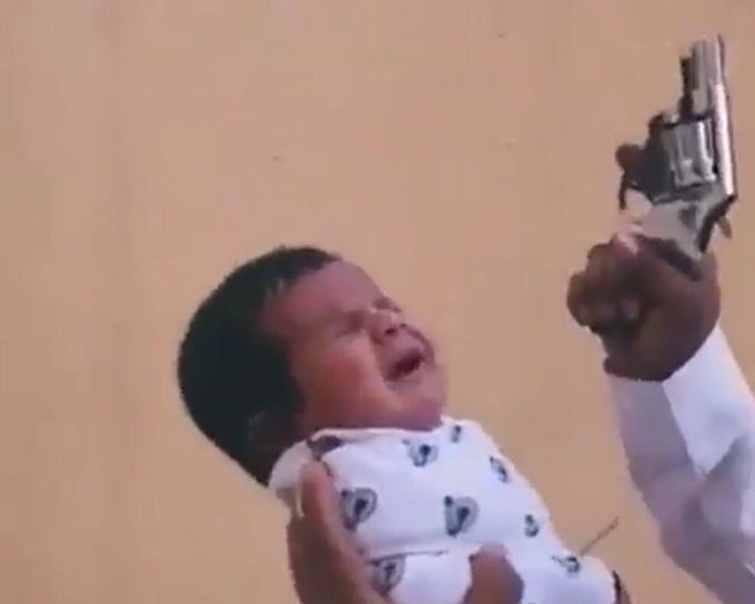 فيديو لإطلاق نار بجانب رضيع ووضع مسدس في فمه يصدم سعوديين