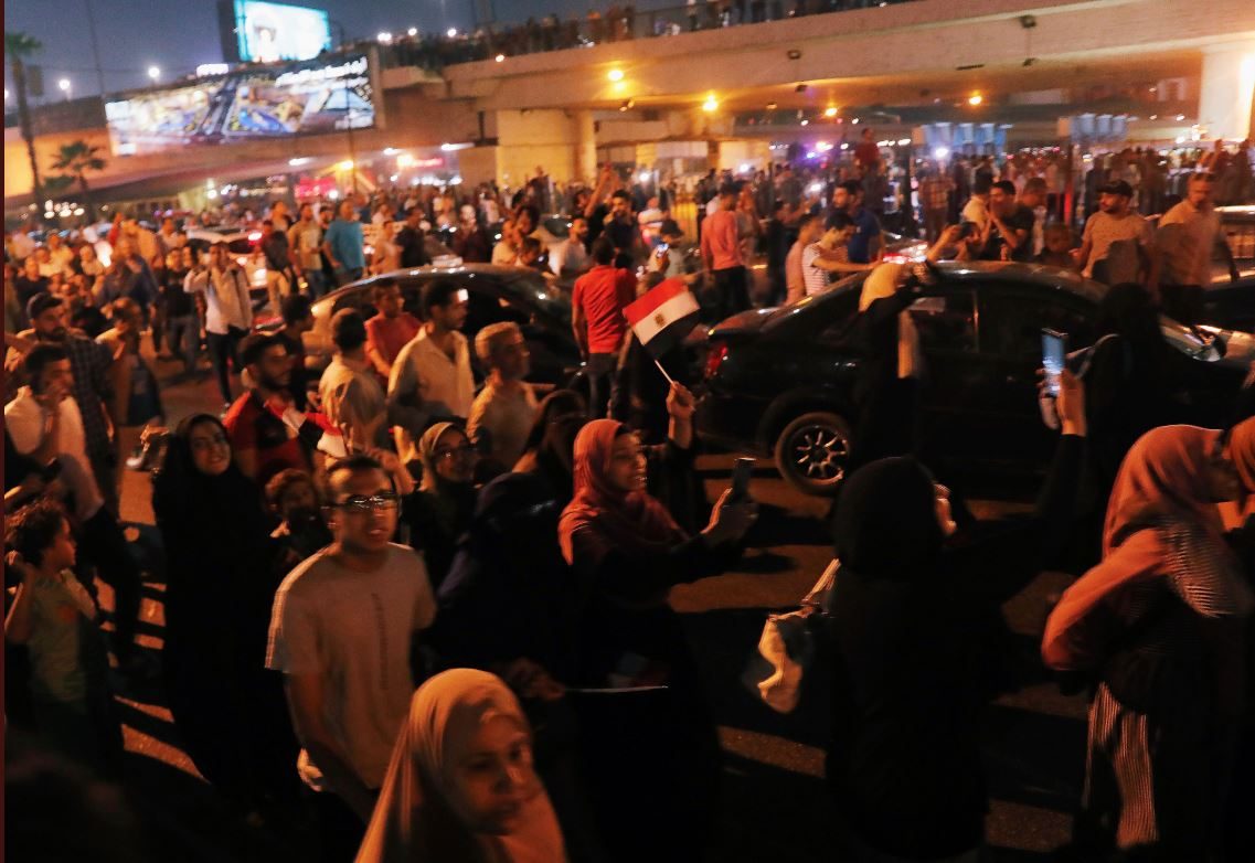 أبرز اللقطات من احتجاجات مصر: إطلاق النار على سيدة تُصور من شرفتها.. والقبض على مؤيد للسيسي أراد إثبات عدم وجود تظاهرات بالتحرير