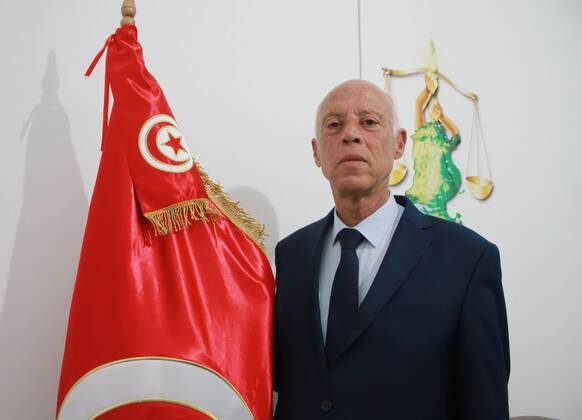 يبدو قيس سعيد هو الأقرب للفوز برئاسة تونس
